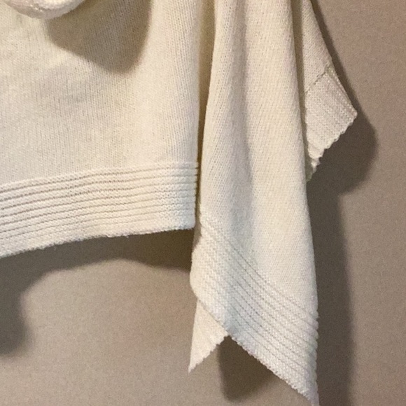 Majora Ivory Poncho - Picture 4 of 7